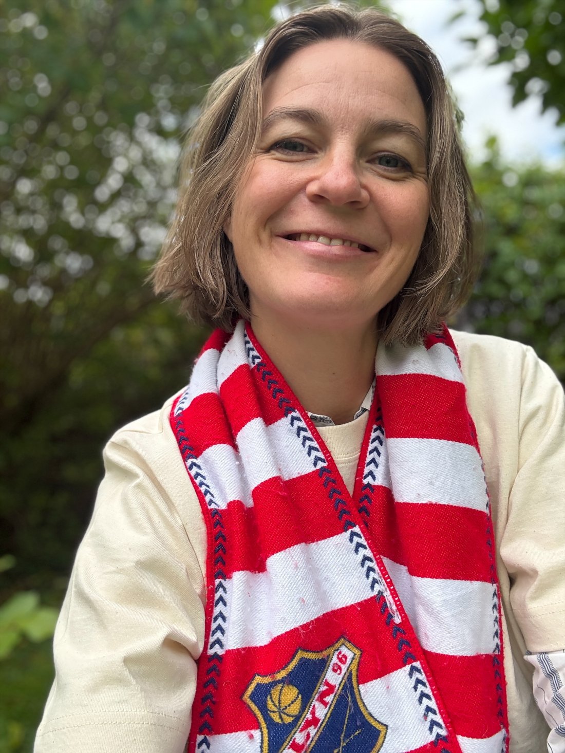 Christine ikledd Lyn-skjerf 