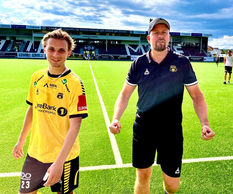 Thomas Myhre sammen med Noah Alexandersson. Foto: Helge Kjøniksen.