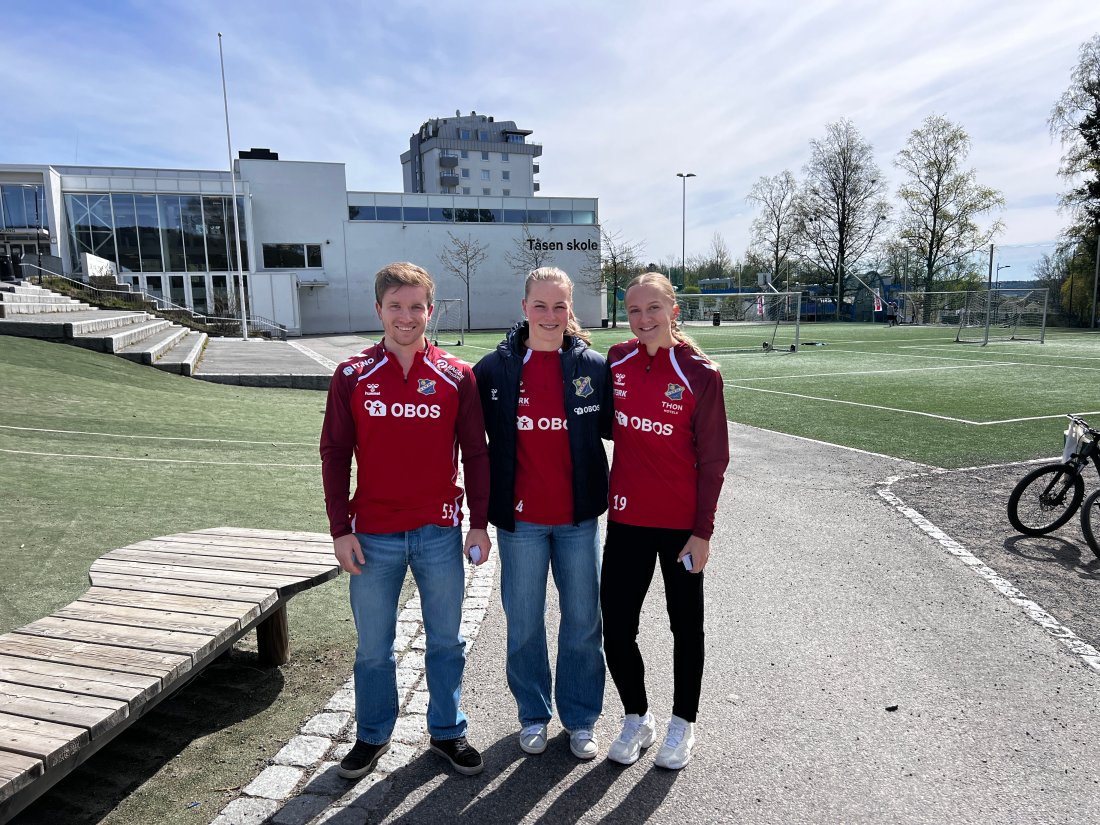 A-lag spillere på besøk hos Tåsen skole. Sander Amble Haugen, Vilde Aasprang og Tuva Hodne. Foto: Lyn